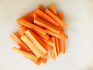 6、芦笋炒肉片,胡萝卜先切片，再切成与芦笋差不多大小的胡萝卜条。