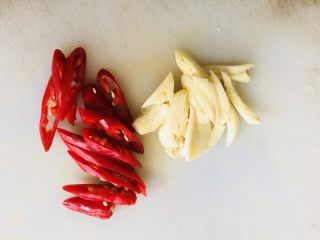 7、芦笋炒肉片,辣椒斜切成片，大蒜去皮拍扁切成片。