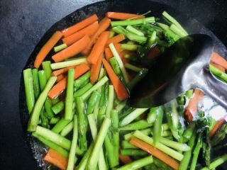 10、芦笋炒肉片,加入芦笋和胡萝卜一起焯烫一分钟左右。