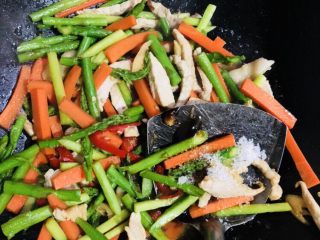 19、芦笋炒肉片,加入适量生抽，蚝油，盐，少许糖调味。翻炒均匀后即可装盘。