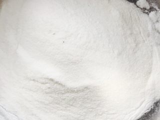 3、王氏彩色冰皮月饼#有个故事#,倒入冰皮月饼粉