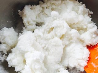 4、王氏彩色冰皮月饼#有个故事#,用刮刀拌匀