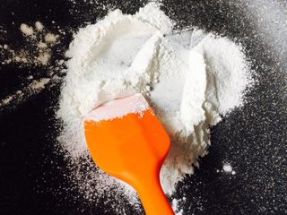 6、王氏彩色冰皮月饼#有个故事#,锅里加入50克糯米粉