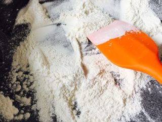 7、王氏彩色冰皮月饼#有个故事#,炒成颜色泛黄即可、当手粉使用