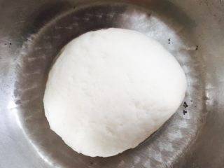 8、王氏彩色冰皮月饼#有个故事#,拌匀的冰皮月饼粉、带一次性手套揉光滑