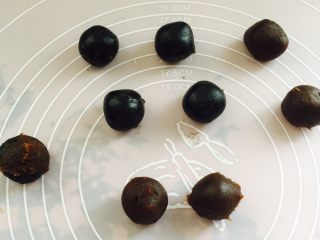 10、王氏彩色冰皮月饼#有个故事#,冷藏的时候称取夹馅儿、因为我的模具是50克的、夹馅皮子是一比一、所以夹馅25克克一个、有的可以两种口味双拼哟……