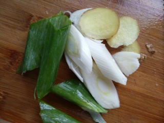 3、≈羊肉火锅≈,大葱，生姜切片