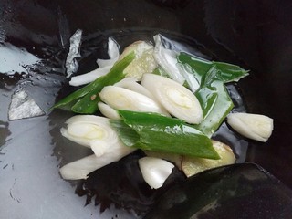 5、≈羊肉火锅≈,锅中倒入油，烧热后爆香葱姜