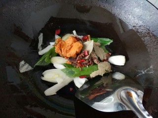 6、≈羊肉火锅≈,倒入香料和火锅料，炒出香味