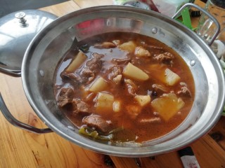 15、≈羊肉火锅≈,把煮好的羊肉倒入酒精锅里