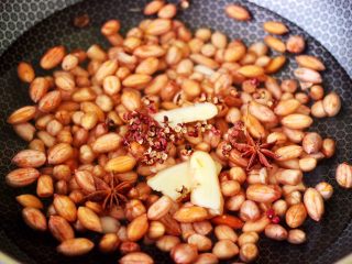 3、凉拌花生米时蔬,把浸泡好的花生米洗净，锅中倒入适量的清水，把花生米放入锅中，加入八角和花椒，再放入姜片。