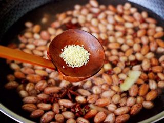 5、凉拌花生米时蔬,加入0.5克鸡精增加口感，盖上锅盖大火烧开后转中火煮10分钟左右。