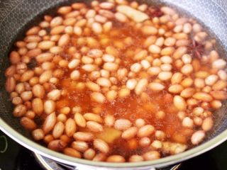 7、凉拌花生米时蔬,煮熟的花生米，放在调料水里浸泡半个小时，这样更容易入味。