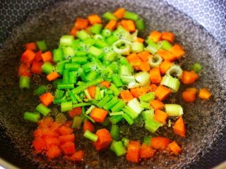 8、凉拌花生米时蔬,另起锅倒入适量的清水烧开后，把胡萝卜先焯一下水，看见胡萝卜断生变色时，加入芹菜进行焯水，看见芹菜断生变色后，关火捞出沥干水分。