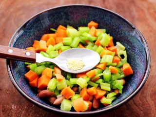 12、凉拌花生米时蔬,再加入剩下的0.5克鸡精调味。