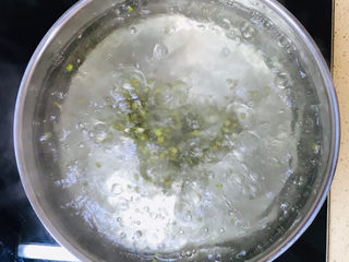 7、红枣南瓜粥,煮至绿豆滚起来