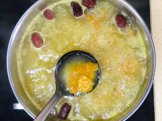 14、红枣南瓜粥,继续慢火煲至绿豆开花，小米粘稠，就可以关火了