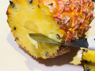 2、糖醋菠萝排骨,对半切开；