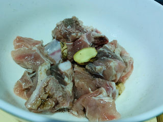 10、糖醋菠萝排骨,搅拌均匀腌制十分钟；