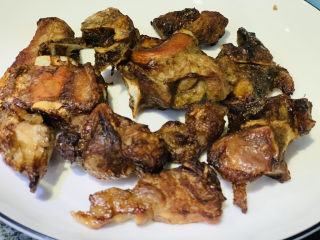 13、糖醋菠萝排骨,排骨焦香，夹碗里待用；