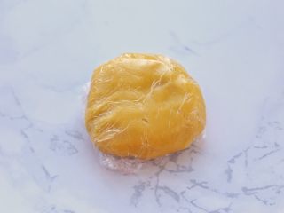 7、奶油红豆派,包上保鲜膜放入冰箱冷藏室松弛30分钟