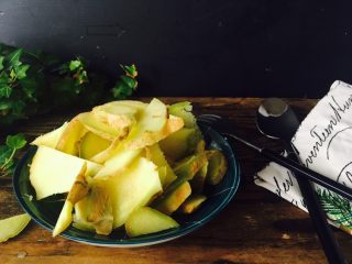 1、姜枣膏,需要食材,一一介绍一下:生姜切片,块都可以。