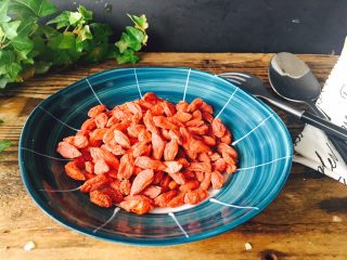 4、姜枣膏,枸杞。冲洗一下即可。