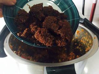 13、姜枣膏,倒入红糖。