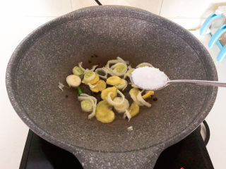 8、黄豆炖猪脚,加入白沙糖，翻炒至砂糖融化