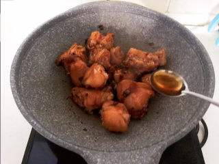 12、黄豆炖猪脚,加入料酒