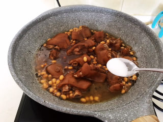 20、黄豆炖猪脚,用筷子能轻松的穿透猪脚就熟了，加入精盐