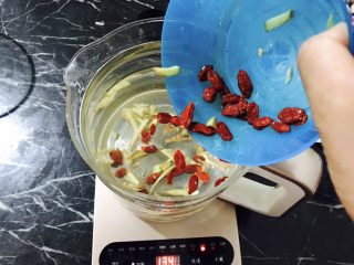 6、红糖枸杞老姜茶,将生姜丝，枸杞倒入壶中！