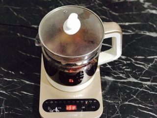 10、红糖枸杞老姜茶,盖上壶盖！（养生壶是自动变换温度的，这时候一直是800°）