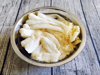 4、竹荪炖笨鸡汤,主荪用清水泡10分钟