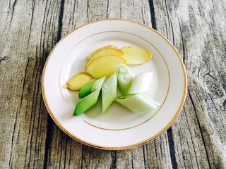 6、竹荪炖笨鸡汤,准备葱姜