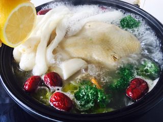 16、竹荪炖笨鸡汤,挤少许柠檬汁