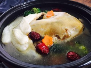 21、竹荪炖笨鸡汤,成品图