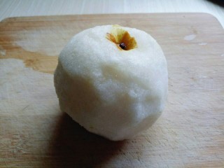 11、雪梨银耳莲子羹,梨去皮，不要太早去皮，避免氧化。