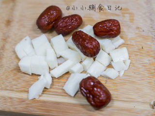 2、辅食6M+&8M+ 山药红枣米糊,2、	山药去皮切块，根据孩子月龄大小切成适合的块，山药的粘液会让皮肤很痒，所以要戴手套哦