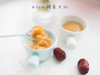 11、辅食6M+&8M+ 山药红枣米糊,如果你不是用这种隔水炖的话 要滚水下锅注意搅拌不要粘锅，还有水量要大一些因为这样煮水分会容易挥发掉
