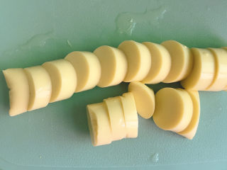 4、脆皮日本豆腐,切成厚度约1cm的厚片