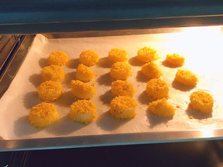 13、脆皮日本豆腐,放入190度提前预热的烤箱中