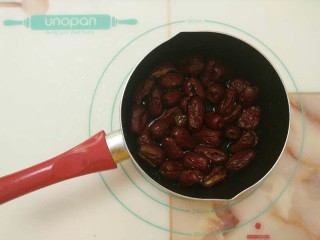 2、枣香浓郁的-红糖枣糕,把红枣和清水加入锅中，中小火煮至红枣软烂。