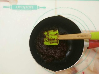 4、枣香浓郁的-红糖枣糕,打好的枣梨倒入锅中不停翻炒，炒至水分收干。