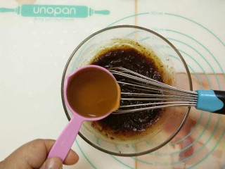 8、枣香浓郁的-红糖枣糕,加入食用油。