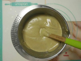 13、枣香浓郁的-红糖枣糕,分别翻拌均匀。