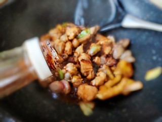 8、超简单家常版～香菇黄焖鸡,加入老抽酱油上上色，继续炒匀