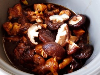 11、超简单家常版～香菇黄焖鸡,加入泡好的香菇，香菇可以整颗加入，也可以对伴撕开，也可以切开