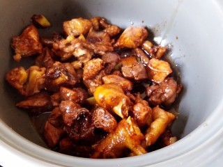 10、超简单家常版～香菇黄焖鸡,然后砂锅加热，把炒好的鸡块直接转移到砂锅里。