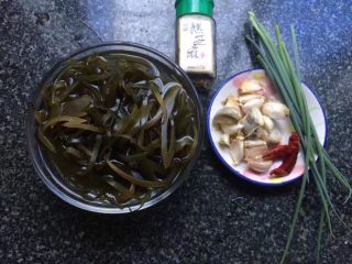 2、凉拌海带丝,准备食材，海带丝清洗浸泡会